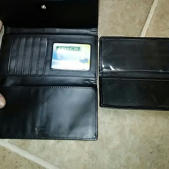 Woman's Wallet - Picture 2 of 5